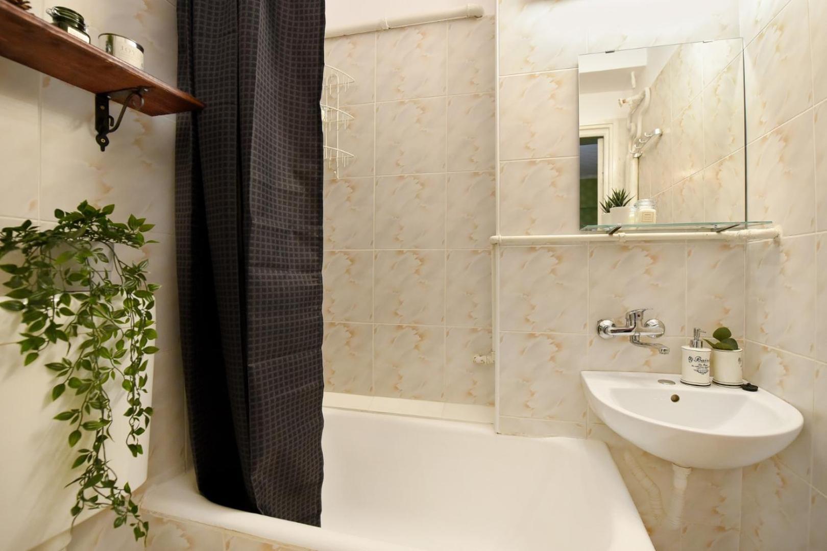 Chic Accommodation With Breathtaking Views Over Calea Victoriei - Your Central Heaven Bucharest Bilik gambar