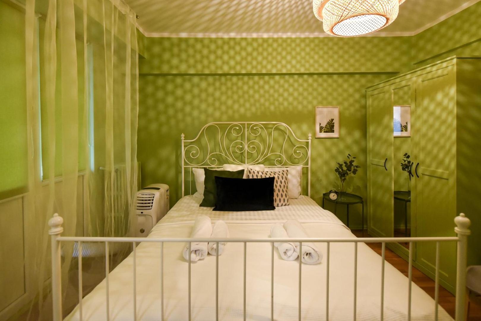 Chic Accommodation With Breathtaking Views Over Calea Victoriei - Your Central Heaven Bucharest Bilik gambar