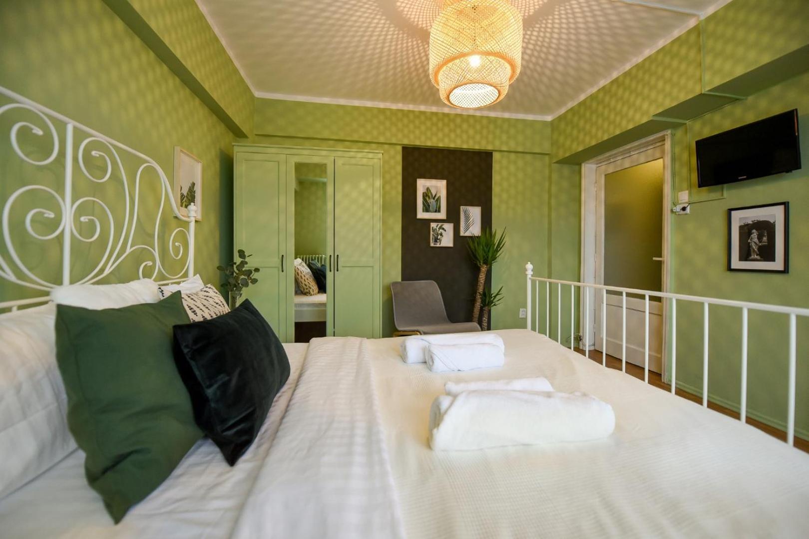 Chic Accommodation With Breathtaking Views Over Calea Victoriei - Your Central Heaven Bucharest Bilik gambar