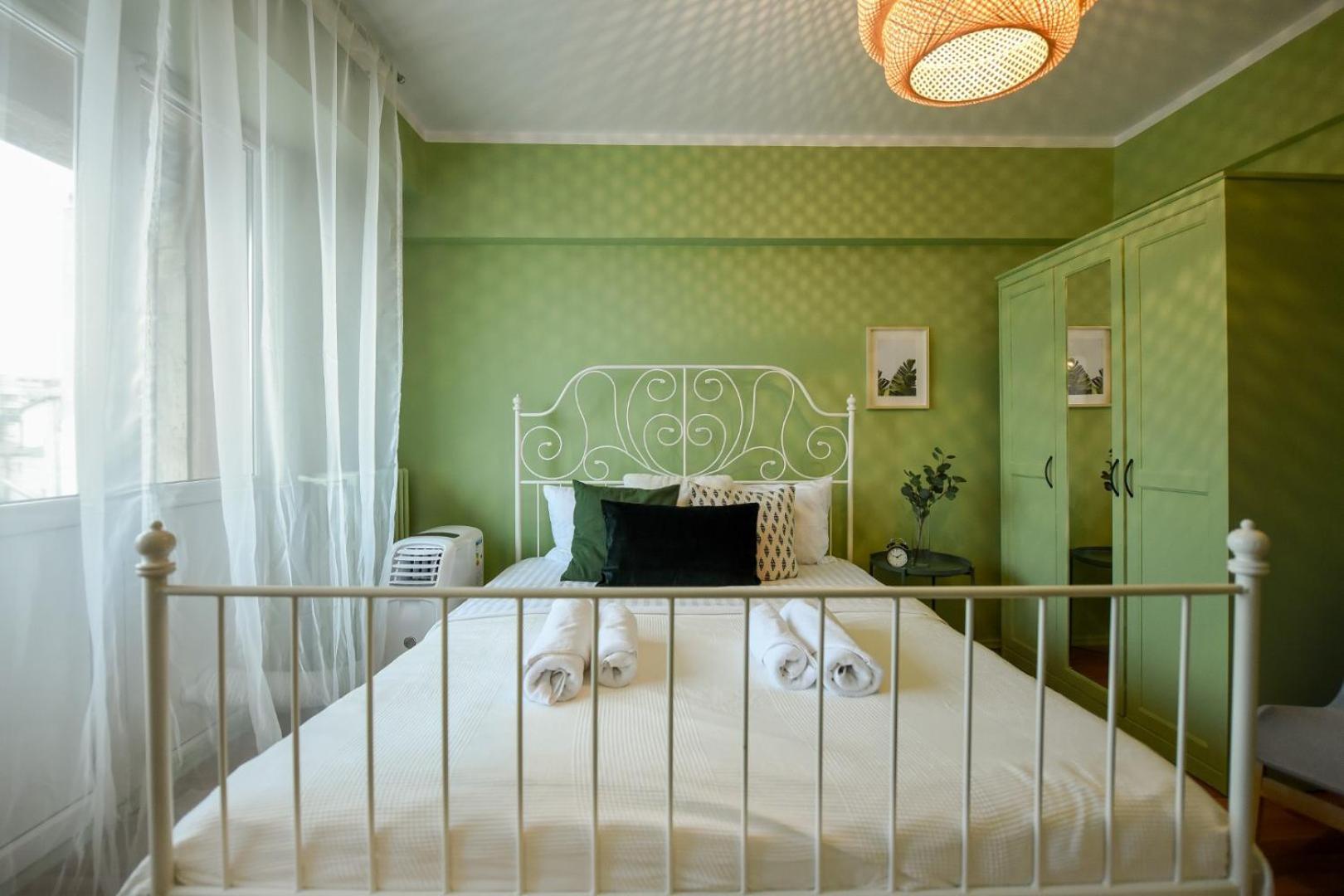 Chic Accommodation With Breathtaking Views Over Calea Victoriei - Your Central Heaven Bucharest Bilik gambar