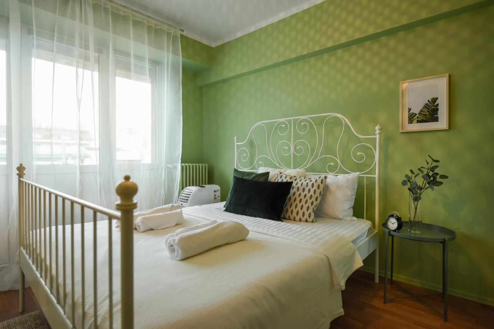 Chic Accommodation With Breathtaking Views Over Calea Victoriei - Your Central Heaven Bucharest Bilik gambar